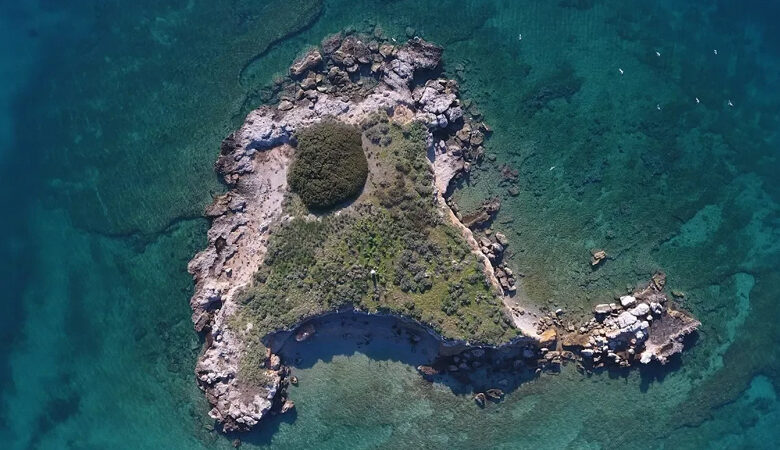 Το άγνωστο ελληνικό νησάκι που το αποκαλούν και «καπέλο του Βενιζέλου»