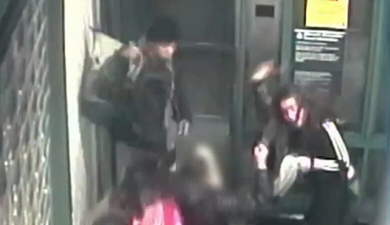 Κορονοϊός: Ξύλο στο μετρό του Μπρούκλιν με αφορμή τη χρήση μάσκας