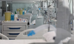 Κορονοϊός: Μειωμένος κατά 1/3 ο κίνδυνος νοσηλείας με Όμικρον σε σύγκριση με την Δέλτα