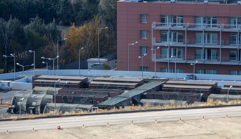 Θεσσαλονίκη: Κινητό νοσοκομείο στο πάρκινγκ του 424 Στρατιωτικού Νοσοκομείου