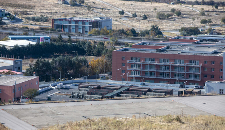 Στήνουν κινητό νοσοκομείο στο πάρκινγκ του 424 Στρατιωτικού Νοσοκομείου Θεσσαλονίκης – Οι πρώτες εικόνες