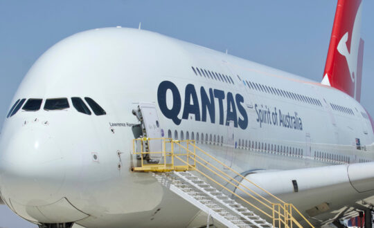 Η Qantas αλλάζει τα πρότυπα για τους αεροσυνοδούς: Οι άνδρες θα επιτρέπεται να μακιγιάρονται – Οι γυναίκες δεν θα φορούν τακούνια