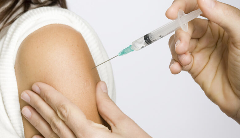 ΕΚΠΑ: Άνω του 90% των εμβολιασθέντων αναπτύσσει αντισώματα πριν τη δεύτερη δόση της Pfizer