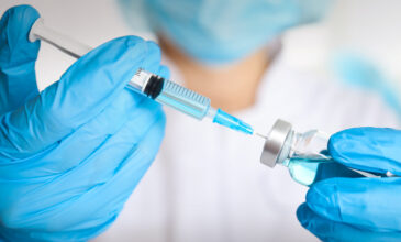 «Φουντώνουν» οι συζητήσεις για το ποιοι πρέπει να εμβολιαστούν πρώτοι