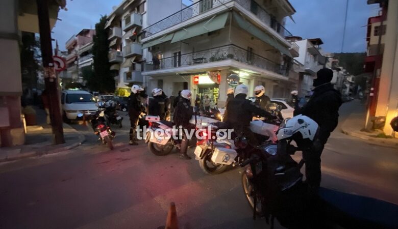 Άγρια συμπλοκή αστυνομικών με νεαρούς που έπαιζαν μπάσκετ στη Θεσσαλονίκη