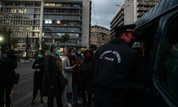 Κορονοϊός: Προσαγωγές σε συγκέντρωση για τη βία κατά των γυναικών στο Σύνταγμα