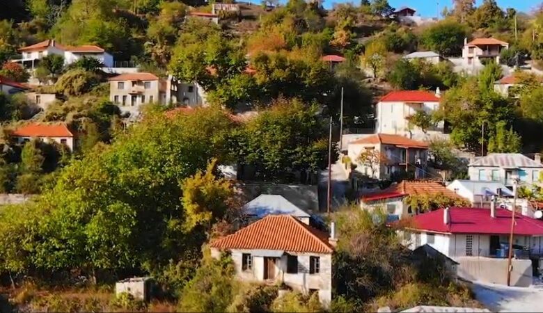 Συγγρέλος: Το ελληνικό χωριό που είναι κρυμμένο μέσα στο ελατοδάσος