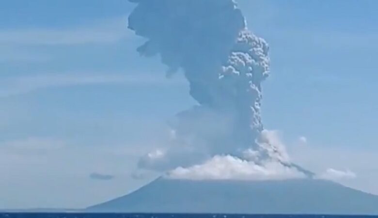 Εντυπωσιακή έκρηξη του ηφαιστείου Λεβοτόλο στην Ινδονησία