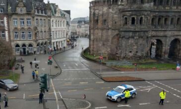Συναγερμός στη Γερμανία: Αυτοκίνητο έπεσε πάνω σε πεζούς