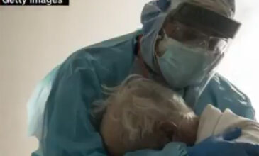 Συγκλονίζει η φωτογραφία γιατρού που αγκαλιάζει ασθενή σε ΜΕΘ Covid
