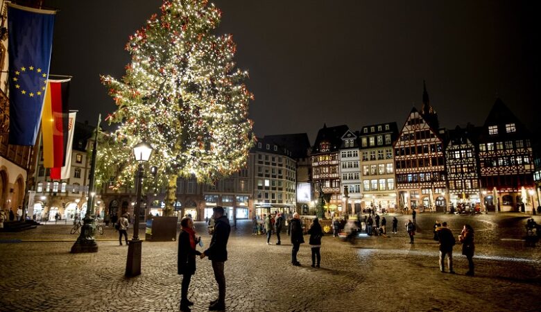 Κορονοϊός: Πώς θα γιορτάσουν τα Χριστούγεννα στην Ευρώπη