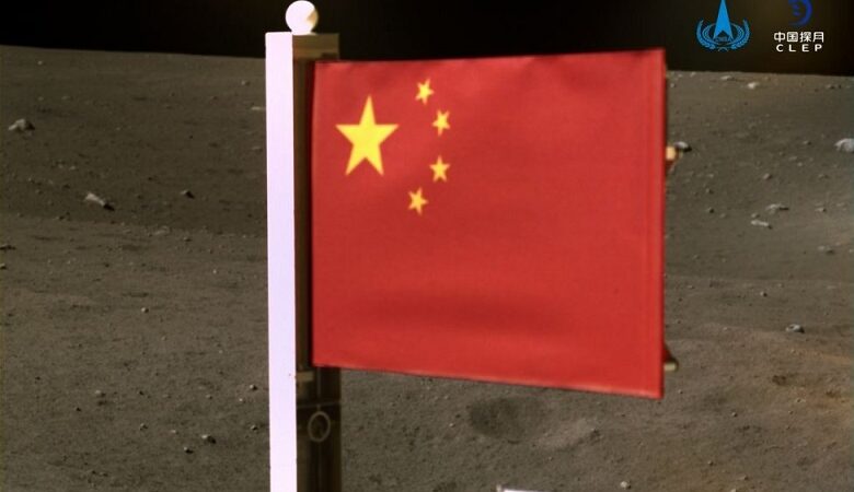 Η κινέζικη σημαία γίνεται η δεύτερη που «μπαίνει» στη Σελήνη