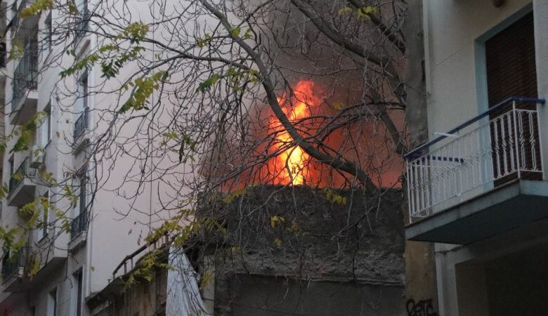 Φωτιά σε εγκαταλελειμμένο σπίτι στα Εξάρχεια