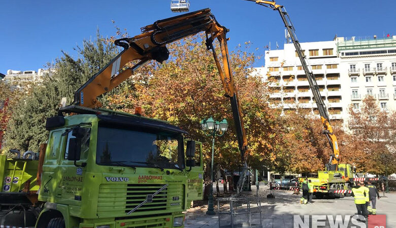 Σύνταγμα: Ξεκίνησαν οι εργασίες για τον στολισμό ενόψει Χριστουγέννων