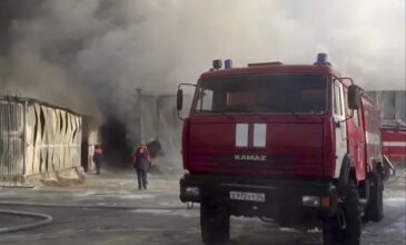 Στις φλόγες τυλίχθηκε 25οροφη πολυκατοικία στην Ρωσία