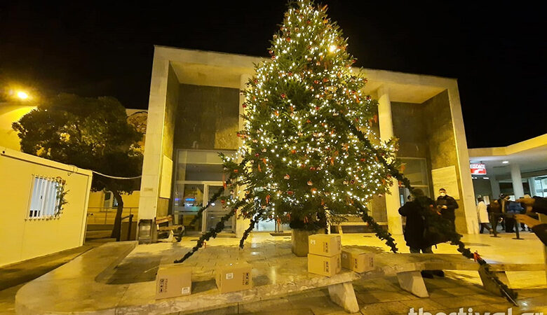 Φωταγωγήθηκε το Χριστουγεννιάτικο δέντρο στο ΑΧΕΠΑ