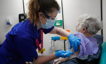 Βρετανία: Ξεκίνησε ο εμβολιασμός ταν πολιτών άνω των 70 ετών