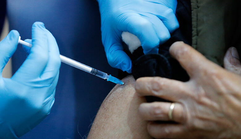 Δερμιτζάκης: Η αποτελεσματικότητα των εμβολίων και οι παρενέργειές τους