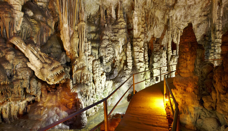 Το μυθικό σπήλαιο του Δία που είναι κρυμμένο στα 1.000 μέτρα υψόμετρο