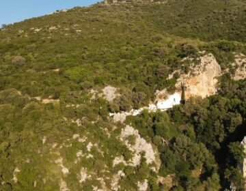 Το ξεχωριστό εξωκκλήσι στη σπηλιά του βράχου – Πώς άλλαξε θέση