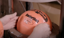 Καρέ καρέ ο παράξενος τρόπος που φτιάχνεται μια μπάλα μπάσκετ
