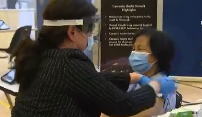 Κορονοϊός: Μια βοηθός νοσηλεύτρια η πρώτη που έκανε το εμβόλιο στον Καναδά