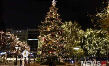 Φωταγωγήθηκε το Χριστουγεννιάτικο δένδρο στην πλατεία Συντάγματος