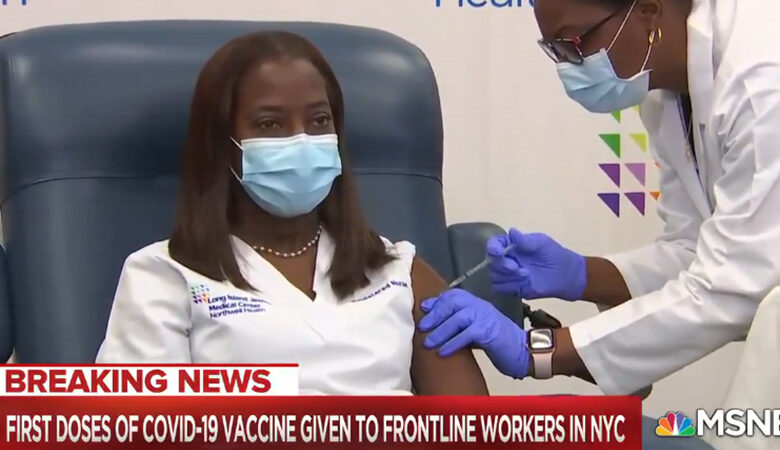 Κορονοϊός: Η πρώτη νοσοκόμα που έκανε το εμβόλιο στις ΗΠΑ