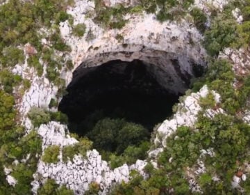 Το χωριό της Μεσσηνίας με την μυστηριώδη τρύπα και τις θρυλικές ιστορίες