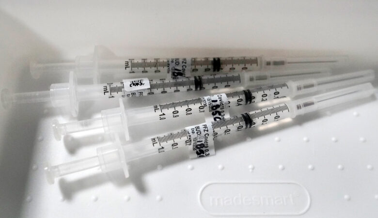 ΕΜΑ: «Πολύ σπάνιος» ο κίνδυνος μυοκαρδίτιδας και περικαρδίτιδας από τα mRNA εμβόλια