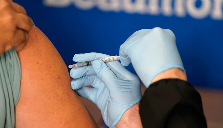 Βρετανία: Μέσα στο μήνα θα αρχίσουν οι εμβολιασμοί για τους άνω των 40 ετών