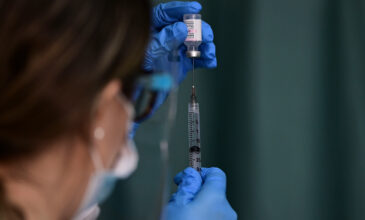 Δ.Σ. της AstraZeneca: Το εμβόλιο θα λειτουργήσει απέναντι στη νέα μετάλλαξη