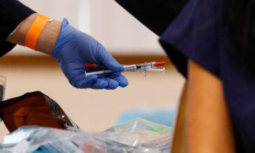 «Μαϊμού» εμβολιασμοί στην Καρδίτσα: Πώς δρούσε η υπάλληλος – Το πρόσωπο «κλειδί»