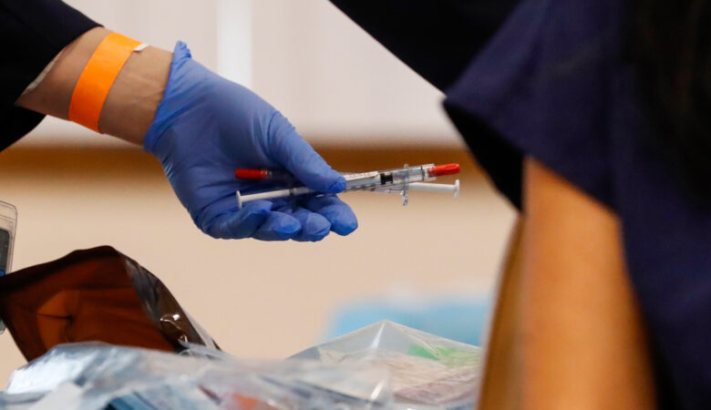 Εμβολιασμοί: Πόσο κοντά είμαστε στο τείχος ανοσίας – «Καμπανάκι» για τους άνω των 60 ετών