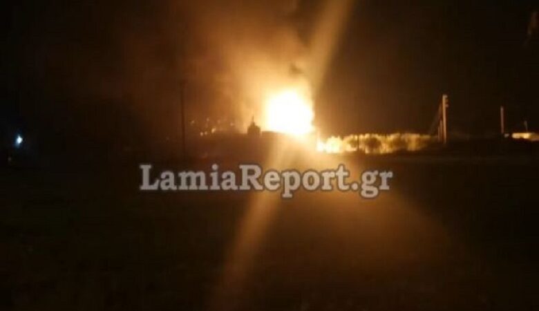 Δύο τραυματίες από πυρκαγιά σε επιχείρηση στα Καλύβια Λαμίας