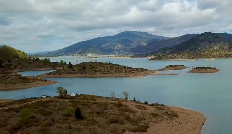 Η τεχνητή λίμνη που μοιάζει με λαβύρινθο… στη φύση