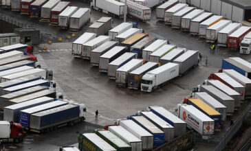 Χάος με εκατοντάδες αποκλεισμένα φορτηγά στα σύνορα της Βρετανίας
