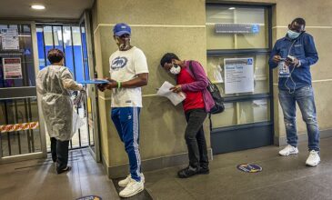 Κορονοϊός: H μετάλλαξη του ιού στη Νότια Αφρική μεταδίδεται ταχύτερα