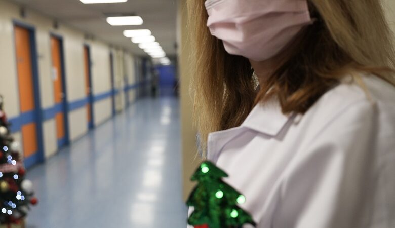 Κορονοϊός: Τα Χριστούγεννα των υγειονομικών στην πρώτη γραμμή «μάχης»