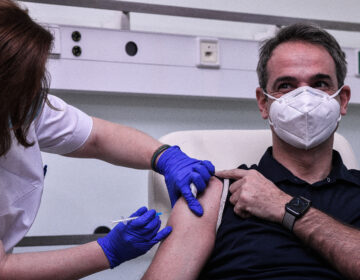 Δείτε τις φωτογραφίες από τον εμβολιασμό του πρωθυπουργού – «Σήμερα όλοι χαμογελάμε κάτω από τις μάσκες»