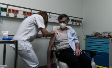 Τσιόδρας: Ιστορική στιγμή που όλοι την περιμέναμε και επιτέλους ήρθε – Φωτογραφίες από τον εμβολιασμό του