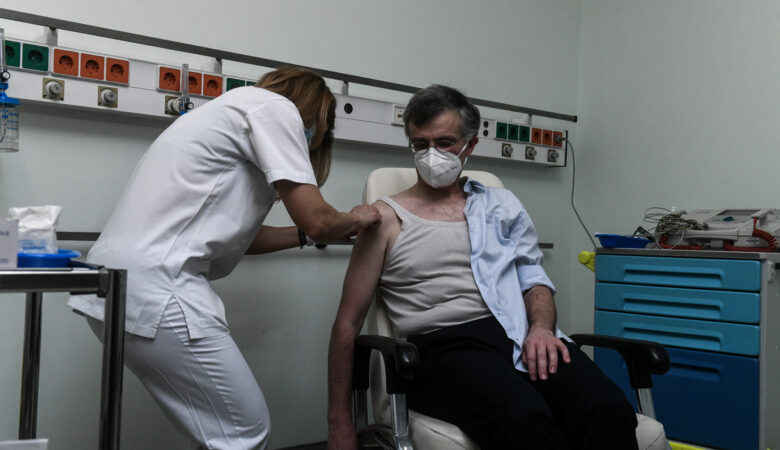 Τσιόδρας: Ιστορική στιγμή που όλοι την περιμέναμε και επιτέλους ήρθε – Φωτογραφίες από τον εμβολιασμό του