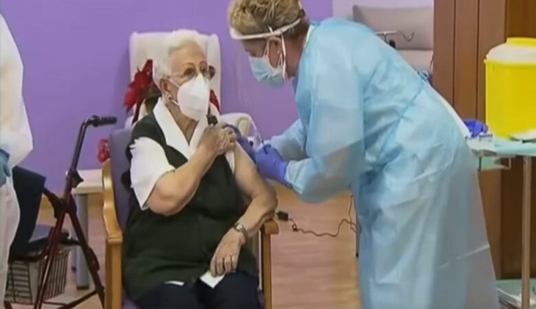 Ισπανία: Μια 96χρονη ήταν ο πρώτος άνθρωπος που εμβολιάστηκε
