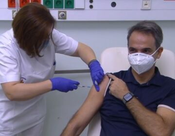 Εμβολιάσθηκε ο πρωθυπουργός – Τον συνόδευε ο Σωτήρης Τσιόδρας