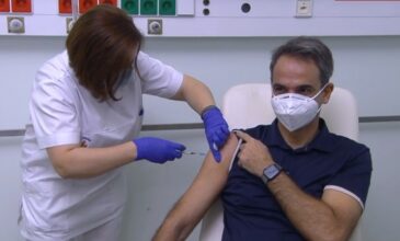 Εμβολιάσθηκε ο πρωθυπουργός – Τον συνόδευε ο Σωτήρης Τσιόδρας