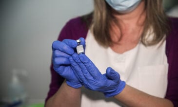 ΕΜΑ: Δύο δόσεις εμβολίου φαίνεται να προστατεύουν από την παραλλαγή Δέλτα