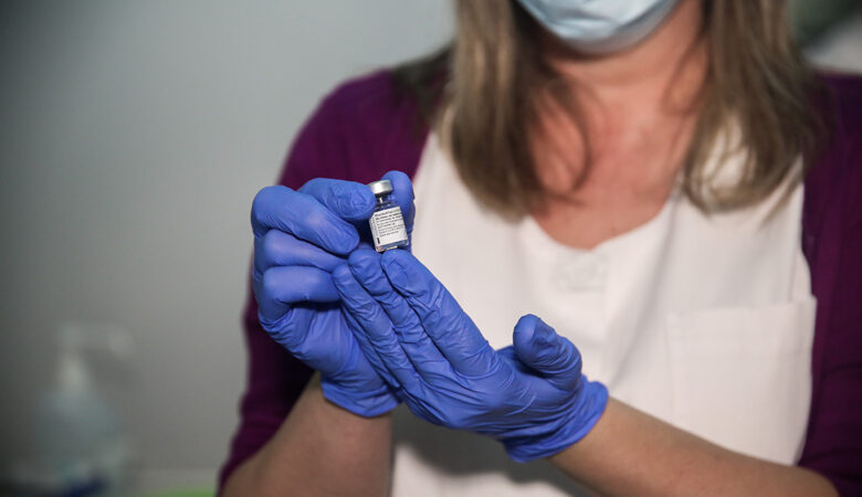 ΕΜΑ: Δύο δόσεις εμβολίου φαίνεται να προστατεύουν από την παραλλαγή Δέλτα
