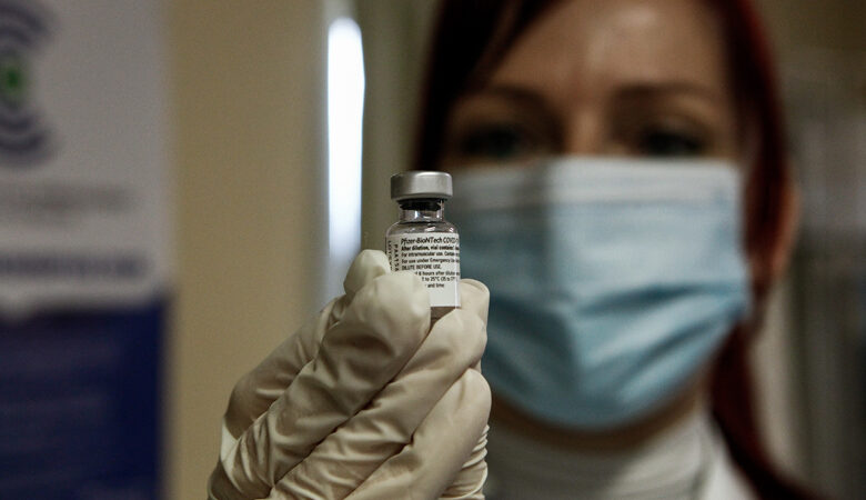 Έφτασαν τα πρώτα εμβόλια στα νοσοκομεία Λαμίας και Χαλκίδας