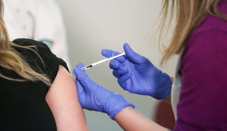 AstraZeneca: Ξεκινά σήμερα ο εμβολιασμός για τις ηλικίες 60-64