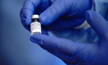 Έλληνας καθηγητής εμβολιάστηκε στο Ισραήλ από… τα εμβόλια που είχαν περισσέψει